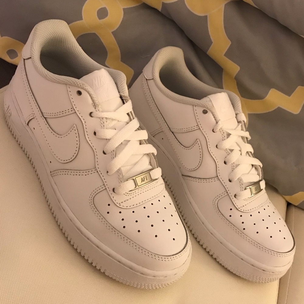 NIKE AIR FORCES 1 SIZE 6